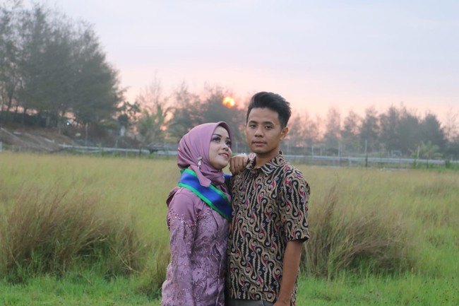 Pacarku mungkin psikopat ya. Anak akbid lainnya ngejar-ngejar papol sama patentra buat NIKAYU. Eeeeeeh dia kok malah milih aku tukang bakso bakar, yang bau asap. Makasih ya sayang, cuit Yayan yang telah diretweet 9 ribu lebih itu. Foto: dok. Pribadi