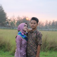 Pacarku mungkin psikopat ya. Anak akbid lainnya ngejar-ngejar papol sama patentra buat NIKAYU. Eeeeeeh dia kok malah milih aku tukang bakso bakar, yang bau asap. Makasih ya sayang, cuit Yayan yang telah diretweet 9 ribu lebih itu. Foto: dok. Pribadi