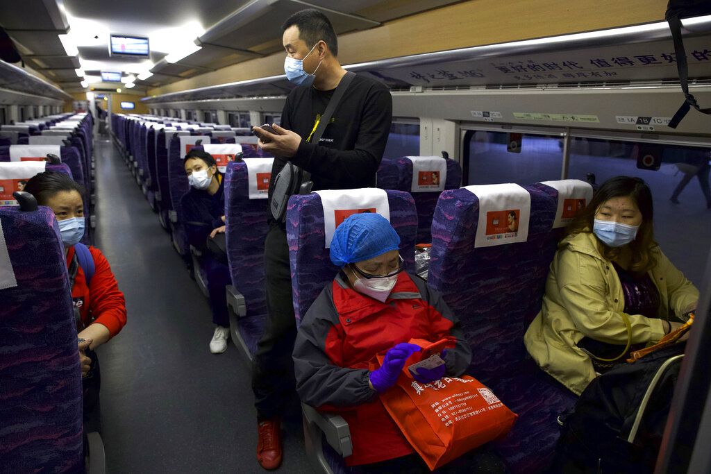 Suasana transportasi umum seusai lockdown Wuhan berakhir.
