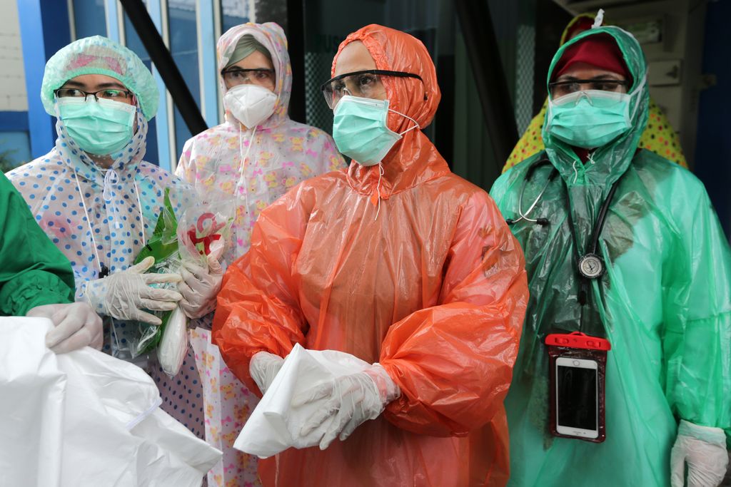 Petugas medis Puskesmas Kuta Alam memakai jas hujan plastik sebagai Alat Pelindung Diri (APD) untuk melayani pasien di Banda Aceh, Aceh, Senin (6/4/2020). Petugas medis di tingkat puskesmas terpaksa menggunakan jas hujan karena keterbatasan APD yang sesuai standar guna mencegah penularan virus Corona (COVID-19). ANTARA FOTO/Irwansyah Putra/wsj.