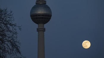 Supermoon di Fernsehturm Berlin, Jerman. Foto: Sina Mobile