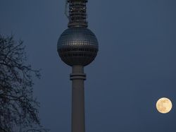 Penampakan Bulan Raksasa dari Berbagai Negara yang Memukau Mata