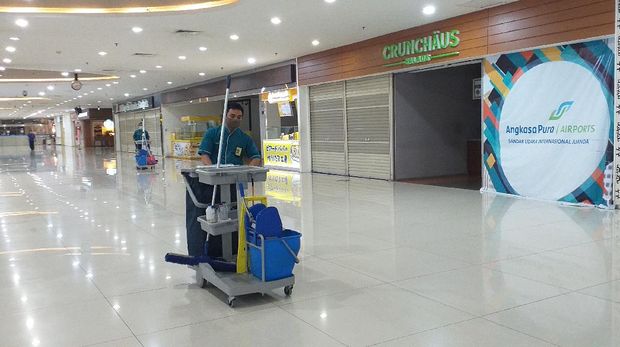 Toko-toko di bandara juanda tutup saat wabah corona/