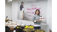 Berbagai pose kerap dibagikan lewat instagramnya @heeae_official. Termasuk soal kulineran serunya. Hee Ae terlihat sering sibuk dengan aneka makanan dan minuman.  Foto: instagram @heeae_official