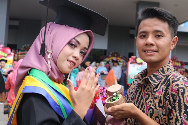 “Waktu saya kasih cincin itu waktu dia wisuda sekitar 2019 kemarin bulan September kalau nggak salah. Tujuannya itu supaya dia tenang kalau aku memang serius, jadi lebih menunjukkan bahwa aku tuh mau ke jenjang yang lebih serius lagi, cerita Yayan kepada Wolipop, Rabu (8/4/2020). Foto: dok. Pribadi