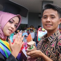 “Waktu saya kasih cincin itu waktu dia wisuda sekitar 2019 kemarin bulan September kalau nggak salah. Tujuannya itu supaya dia tenang kalau aku memang serius, jadi lebih menunjukkan bahwa aku tuh mau ke jenjang yang lebih serius lagi, cerita Yayan kepada Wolipop, Rabu (8/4/2020). Foto: dok. Pribadi