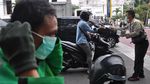 Aksi Warga Bagi-bagi Masker Gratis untuk Lawan Corona