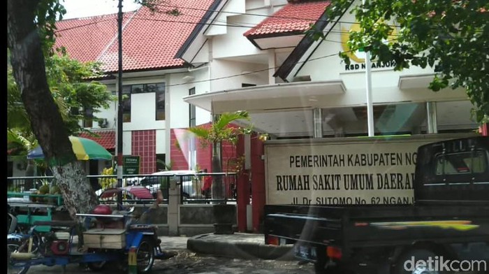 Warga yang positif virus Corona di Nganjuk bertambah dua menjadi tujuh. Dua warga itu ternyata istri dan anak dari ASN Kemenag yang lebih dulu positif COVID-19.