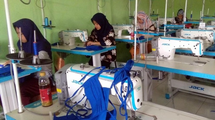 SMK di Palabuhanratu Bikin Masker