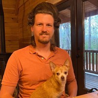 Heidi mengaku selalu menata rambut Geoff saat Geoff sedang bekerja menggunakan komputer. Menurut Heidi hal itu sangat menyenangkan bagi dirinya dan juga Geoff. Heidi suka menata rambut dan Geoff suka ketika rambutnya dimainkan. Foto: instagram@Heidi Lee Oley