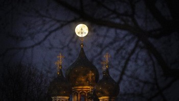Supermoon di gereja Ortodoks Kristen di Moskow, Rusia Foto: AP Photo/Alexander Zemlianichenko