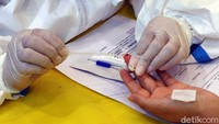 Petugas kesehatan mengambil sample darah untuk rapid test di DPP Golkar, Slipi, Jakarta Barat, Rabu (8/4/2020).