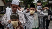 Untuk di Indonesia sendiri masih ada beberapa masjid yang melakukan ibadah secara jamaah, contohnya di Yogyakarta, Untuk itu umat Muslim dihimbau untuk memakai masker sebelum masuk masjid . Getty Images/Ulet Ifansasti.