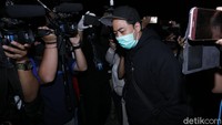 Sahabat Glenn Fredly, Pandji Pragiwaksono datang ke rumah sakit tempat Glenn Fredly meninggal dunia Foto: Palevi/detikHOT