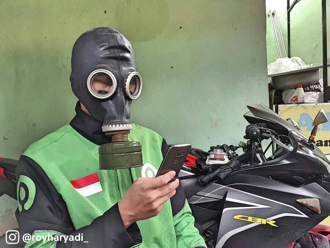 Abang ojol ini memproteksi dirinya dari penyebaran virus Corona dengan menggunakan masker tak biasa. Ya, masker radiasi.Foto: Istimewa