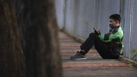 Pengemudi ojek di Jakarta juga kian sepi orderan dengan akan diberlakukannya Pembatasan Sosial Berskala Besar (PSBB) yang melarang transportasi daring khususnya sepeda motor untuk mengangkut penumpang. ANTARA FOTO/Puspa Perwitasari.