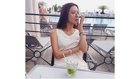 Duduk santai sambil menikmati segelas mojito jadi pelepas penat bagi Hee Ae. Aktris yang sudah berusia setengah abad ini tetap cantik dan bugar seperti umur 30-an. Foto: instagram @heeae_official