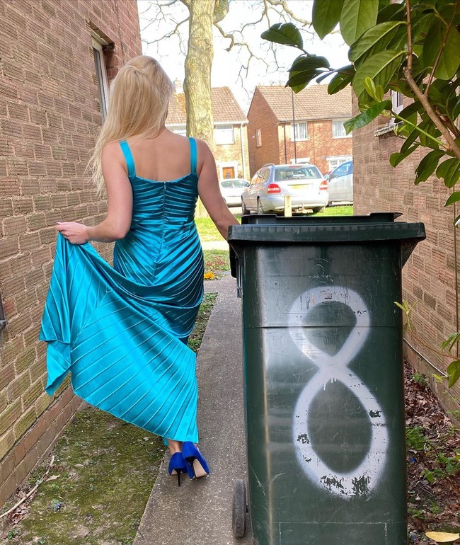 Kebanyakan (yang melakukan) adalah ibu-ibu tapi ada juga beberapa bapak-bapak. Aku ingin anak-anak mengingat ini sebagai waktu di mana ibu mereka jadi gila dengan gaun pengantinnya. Aku ingin mereka mengingat semua hal yang menyenangkan dari pada orang-orang berpakaian hazmat, aku ingin mereka ingat kita membuat yang terbaik (dari momen ini), ungkap Angie. Foto: instagram rimmocha