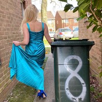 Kebanyakan (yang melakukan) adalah ibu-ibu tapi ada juga beberapa bapak-bapak. Aku ingin anak-anak mengingat ini sebagai waktu di mana ibu mereka jadi gila dengan gaun pengantinnya. Aku ingin mereka mengingat semua hal yang menyenangkan dari pada orang-orang berpakaian hazmat, aku ingin mereka ingat kita membuat yang terbaik (dari momen ini), ungkap Angie. Foto: instagram rimmocha