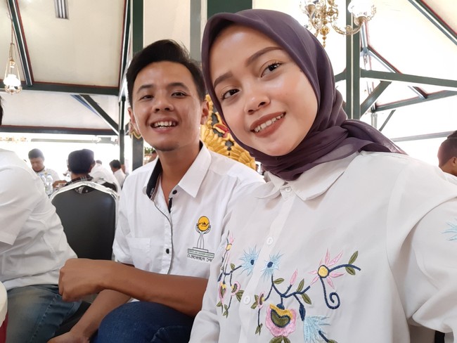 Pengguna Twitter bernama Yan Budi Nugroho asal Purworejo, Jawa Tengah ini jadi viral setelah menceritakan kisah cintanya. Lewat akun Twitter @yanbudi18, ia merupakan penjual bakso bakar menjalin hubungan asmara dengan wanita kelulusan kebidanan. Foto: dok. Pribadi