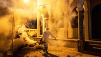 Salah satu cara umat bergama melawan COVID-19 adalah membersihkan masjid dengan cairan disinfektan. Tampak seorang petugas melakukan pembersihan di salah satu masjid Senegal. AP Photo/Sylvain Cherkaoui.