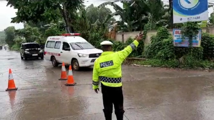 Petugas menjaga lokasi pemakaman korban Corona di Gowa, Sulsel (dok. istimewa)