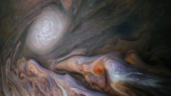 Terlihat di Jupiter beberapa awan pop-up putih cerah dan juga badai antiklon, yang dikenal sebagai oval putih. Istimewa/Dok. Boredpanda.