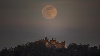 Supermoon di atas kastil Belvoir di Leicestershire, Inggris Foto: Danny Lawson / PA melalui AP