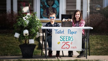 Bahkan, ada juga sebagian dari anak-anak ini yang melakukan penjualan tisu toilet. Untuk apa yah?