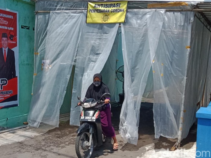 Bilik disinfektan di Klaten, Jawa Tengah, Rabu (8/4/2020).