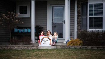 Anak-anak ini memegang poster ajakan untuk baik-baik saja.