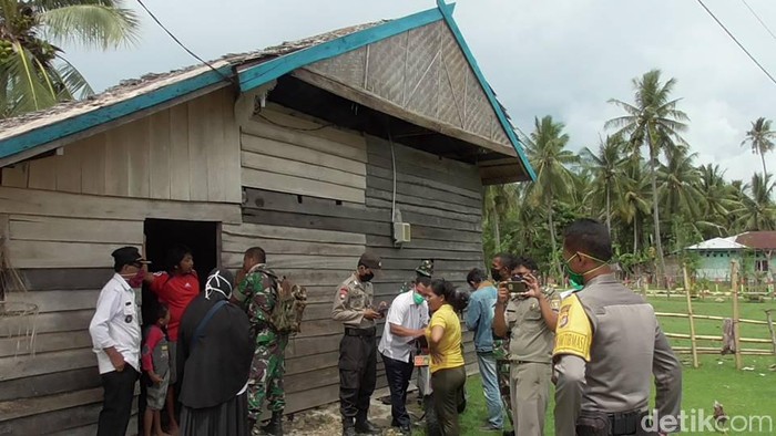 Petugas merazia ODP bandel di Polewali Mandar (Abdy Febriady/detikcom)