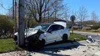 Hilang kendali, BMW M5 itu pun akhirnya terhenti menabrak tiang telepon. Foto: Facebook Shahzaib Malik