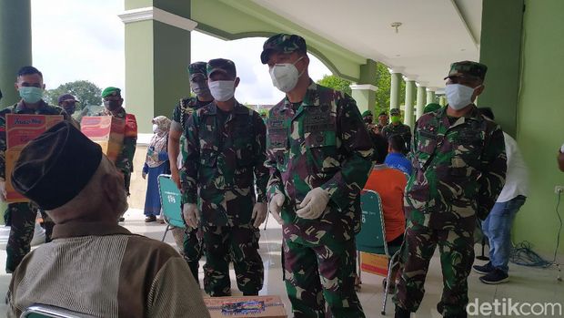 Pangdam Hasanuddin menyerahkan bantuan APD kepada Pemprov Sultra dan menyerahkan logistik ke warga (Sitti Harlina/detikcom)