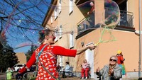 Sekelompok badut sirkus di Jueterbog, Berlin, Jerman memilih menghibur para lansia yang sedang isolasi karena virus Corona. (REUTERS/Fabrizio Bensch)
