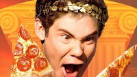 Adam Devine yang terkenal dengan berbagai film komedinya, kini tampil sebagai pria yang suka pizza terinspirasi dari restoran Little Caesar. Foto: Instagram @brandnamefilms