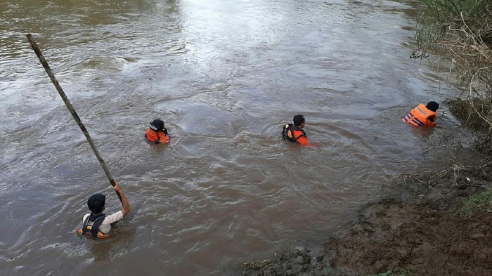 Pencarian balita yang hilang usai jatuh di sungai Purworejo