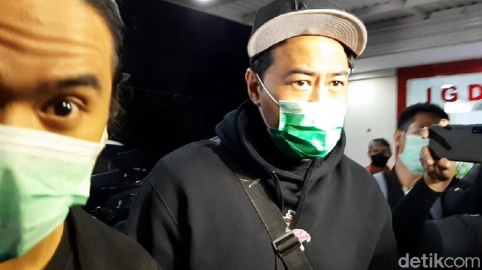 Pandji Pragiwaksono ke rumah sakit tempat Glenn Fredly meninggal dunia