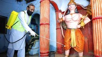 Umat Hindu membersihkan salah satu kuil di kawasan Pakistan. Hal tersebut dilakukan guna menjaga kebersihan tempat ibadah dari virus Corona. AP Photo/Fareed Khan.