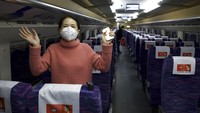 Walaupun area bandara dan stasiun sudah dibuka kembali, warga sekitar tetap harus memakai masker untuk melindungi dirinya.