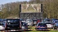 Garis pembatas pun dipasang di dekat layar agar mobil-mobil yang datang untuk menonton film di bioskop drive-in tetap rapi dan meminimalkan terjadinya kecelakaan maupun hal-hal yang tak diinginkan lainnya.  