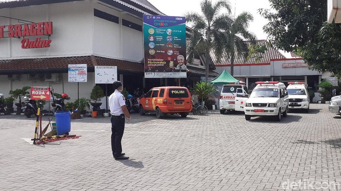 Proses evakuasi korban tewas mendadak di Kantor Pelayanan UPPD Samsat Sragen, Rabu (8/4/2020).