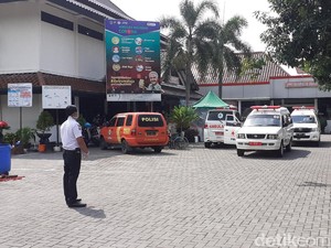 Pengunjung Tewas Mendadak di Samsat Sragen, Petugas Evakuasi Ber-APD