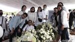 Salam Perpisahan Mutia Ayu di Makam Glenn Fredly