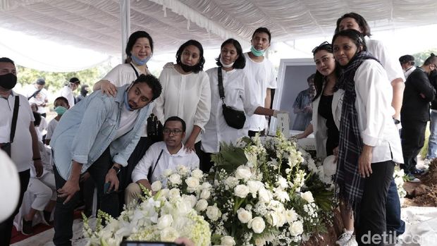 Mutia Ayu di pemakaman Glenn Fredly