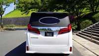 Di bagian belakang juga nampak sedikit perubahan dengan menggunakan kaca berbentuk oval. Modifikasi ini ternyata salah satu produk andalan dari perusahaan yang disebut Michibiki Series Emu. Mobil lain yang sudah diproduksi sejenis adalah Vellfire, Lexus, Estima, dan Elgrand. Foto: T.R.G