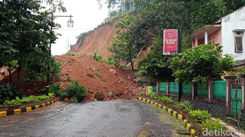 Longsor timbun jalan utama cianjur-sindangbarang Longsor timbun jalan utama cianjur-sindangbarang