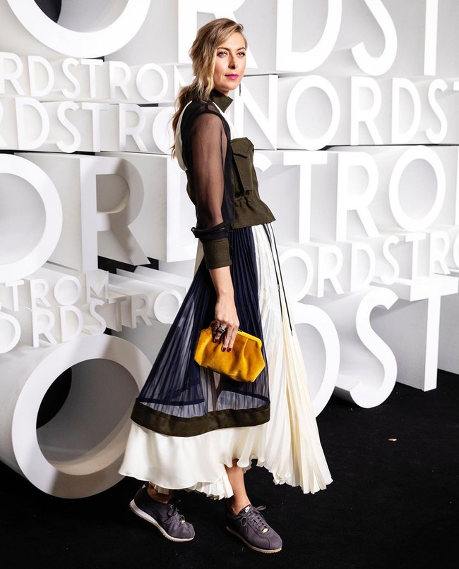 Petenis Cantik Maria Sharapova jadi viral setelah mengumbar nomor ponselnya di Twitter dan Instagram. Tampaknya Maria tengah dilanda bosan di tengah isolasi diri karena pandemi virus Corona. Foto: Instagram