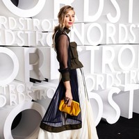 Petenis Cantik Maria Sharapova jadi viral setelah mengumbar nomor ponselnya di Twitter dan Instagram. Tampaknya Maria tengah dilanda bosan di tengah isolasi diri karena pandemi virus Corona. Foto: Instagram