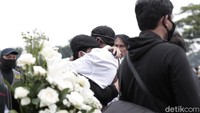 Kerabat dan keluarga tak kuasa menahan sedih ditinggal Glenn Fredly. Foto: Hanif Hawari/detikHOT